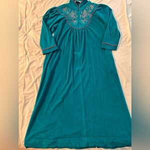 Vintage Vanity Fair housecoat with embroidery size M